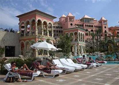 Tumbonas junto a una de las piscinas del Gran Hotel Bahía del Duque, en Tenerife.