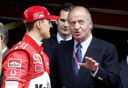 Michael Schumacher conversa con Juan Carlos y en presencia de Iñaki Urdangarín durante el Gran Premio de Fórmula 1 de España, el 28 de marzo de 2002.
