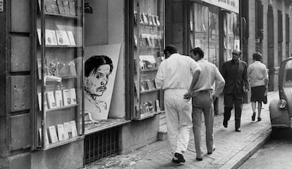 Façana de la llibreria Antonio Machado de Madrid, després de l'atemptat del 29 d'octubre de 1971.