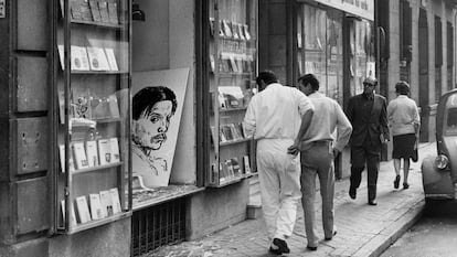 Fachada da livraria Antonio Machado, em Madri, após o atentado de 29 de outubro de 1971.