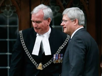 Stephen Harper (dreta) i Kevin Vickers, el sergent d'armes que va abatre l'assaltant del Parlament.