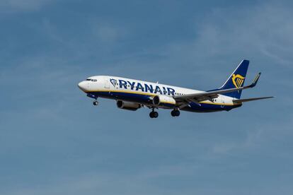 Un avión de Ryanair en pleno vuelo.