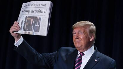 Trump muestra la portada de 'The Washington Post' del pasado jueves.