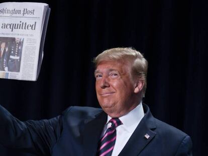 Trump muestra la portada de 'The Washington Post' del pasado jueves. 