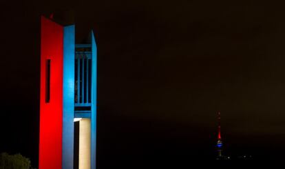 En primer término, el National Carillon, un regalo del gobierno británico para conmemorar el 50 aniversario de Camberra como capital australiana. Al fondo, la torre Telstra, plataforma donde se encuentran las telecomunicaciones de la región. Ambos edificios se han iluminados con la 'tricolor' como gesto al pueblo francés.