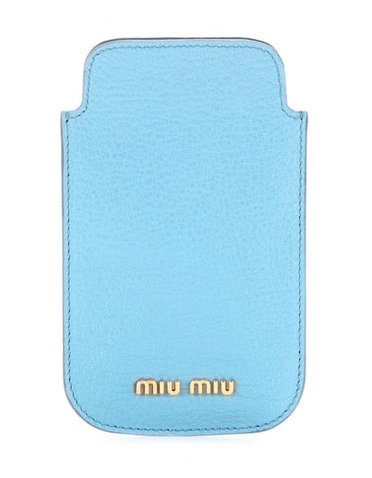 Miu Miu firma este modelo en azul cielo (110 euros).