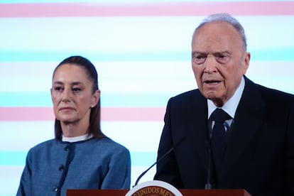 Alejandro Gertz Manero (derecha) durante la conferencia matutina de Claudia Sheinbaum, este martes en Palacio Nacional.