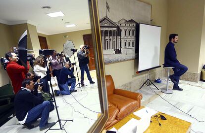 El diputado de IU, Alberto Garzón, se hace la fotografía para su credencial en la Cámara Baja, donde ha formalizado su acta como diputado.