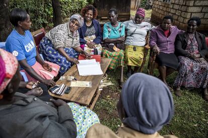 Lucy Kathegu Kigunda (sujetando el cuaderno) y otras miembros de una escuela de campo cerca de Meru (Kenia).