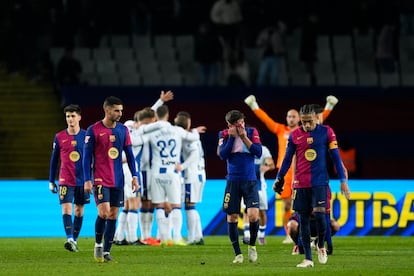 Los jugadores del FC Barcelona tras la derrota ante el Leganés este domingo en Montjuic.