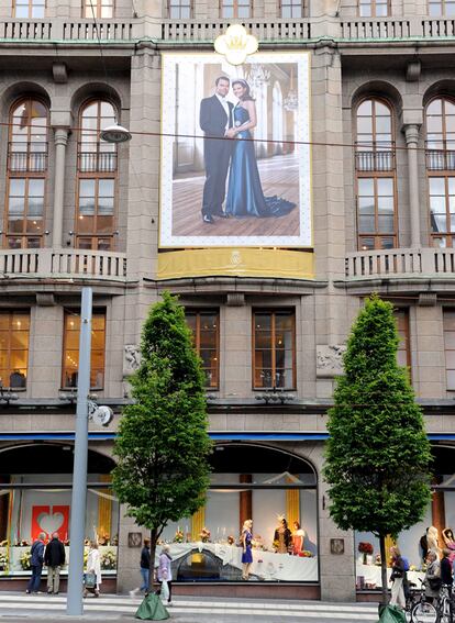 Un póster gigante de la princesa Victoria de Suecia y su prometido Daniel Westling cuelga de la fachada principal de unos grandes almacenes en Estocolmo