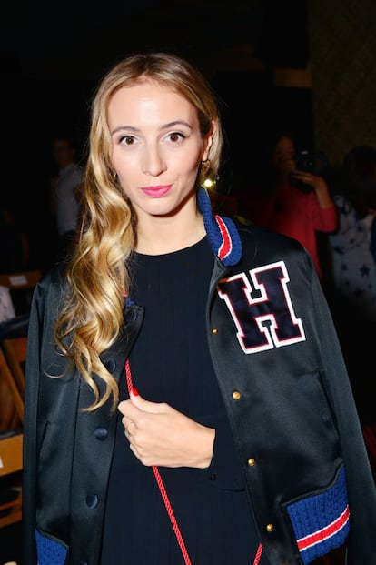 Otra de las invitadas al desfile de Tommy Hilfiger, Harley Viera-Newton, lució una bomber del estadounidense en su versión más clásica.