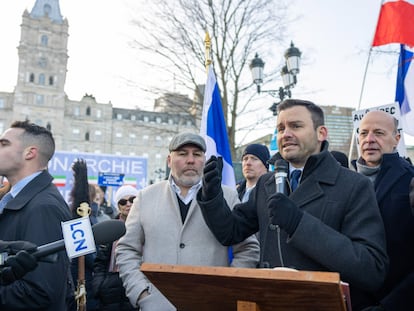 Paul St - Pierre Plamondon, líder del Partido Quebequés, habla a los medios durante una protesta frente a la Asamblea Nacional en Montreal, este martes.