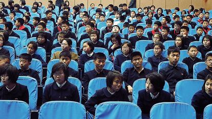 Estudiantes durante una representación en su colegio.
