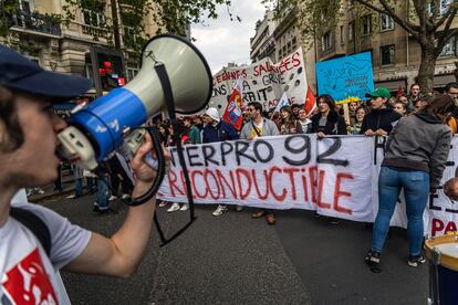 Un grupo de jóvenes se manifestaba el viernes en París contra la reforma de las pensiones en Francia.