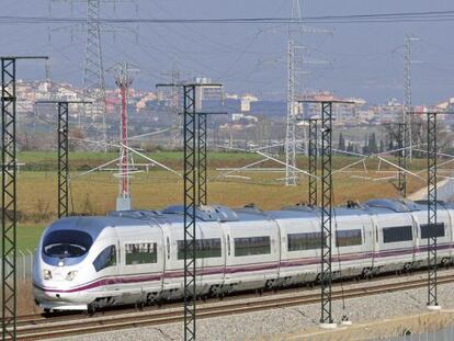 Un tren de la l&iacute;nea del AVE Barcelona-Girona-Figueres 