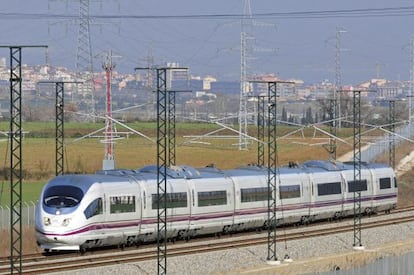 Un tren de la l&iacute;nea del AVE Barcelona-Girona-Figueres 