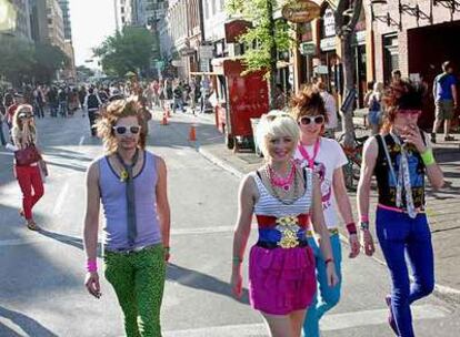 Músicos de un grupo británico pasean por las calles de Austin durante el festival internacional de música rock SXSW.