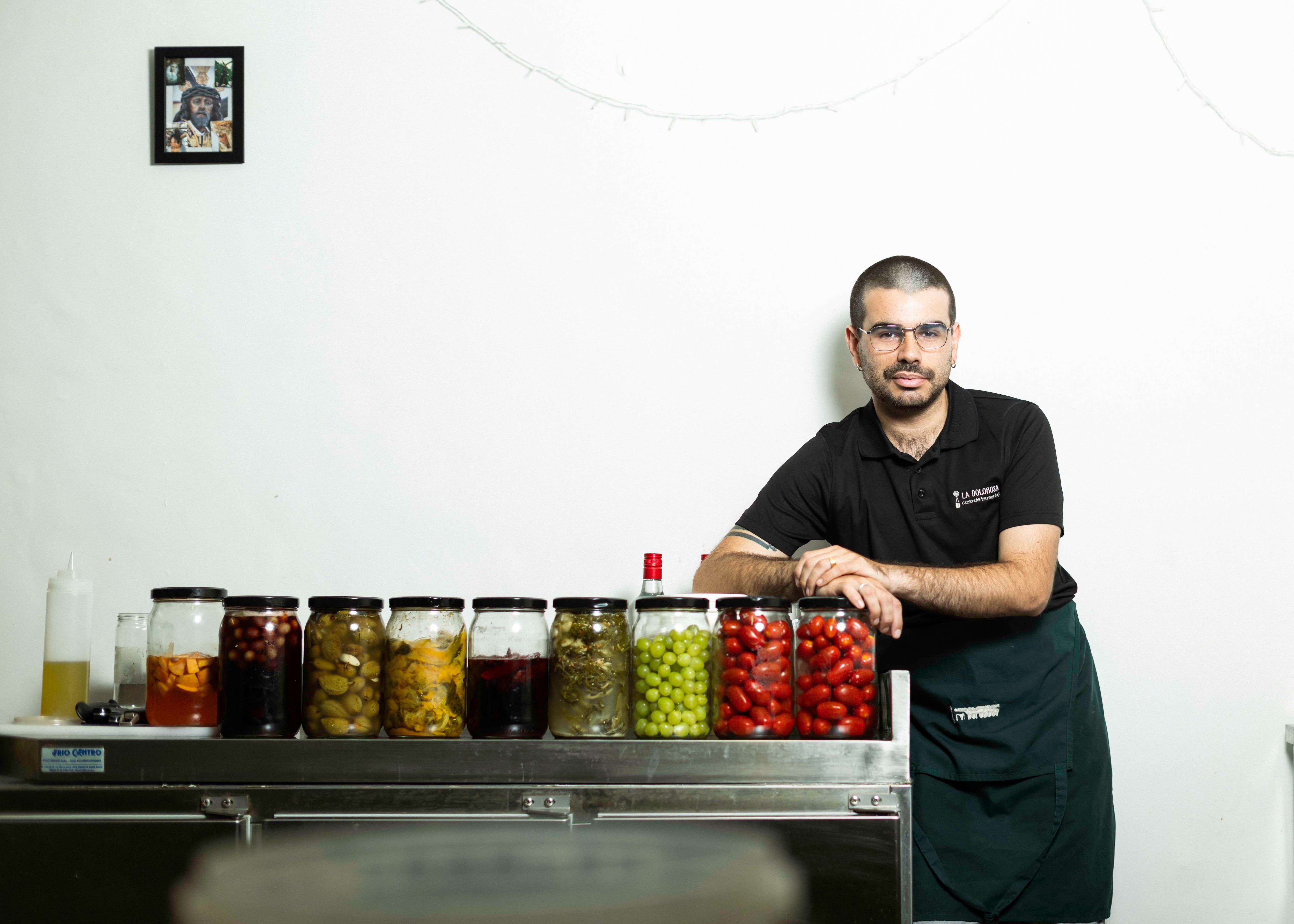 Pablo Ruiz, el ‘fermentista’ que convirtió una galería comercial en un laboratorio de barrio en Madrid