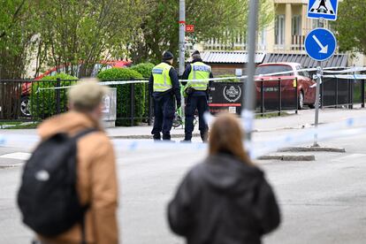Agentes de policía en la plaza Vaksala de Upsala, este miércoles.