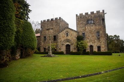 Fachada de la capilla con un crucero regalado por Pontevedra a Franco y Carmen Polo.