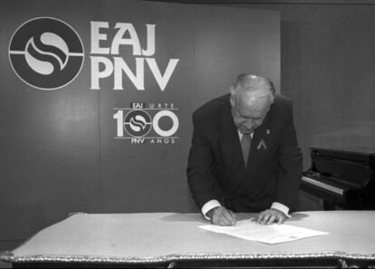 Xabier Arzalluz firma el manifiesto de compromiso en el 100º aniversario del PNV, el 31 de julio de 1995.