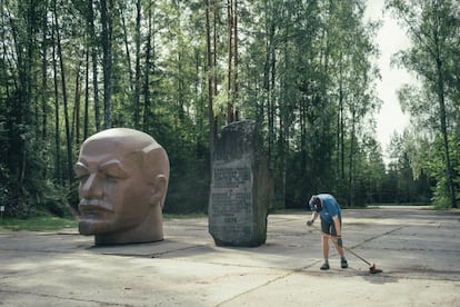 Esta cabeza de Lenin es uno de los pocos restos que quedan de las estatuas del líder soviético en Riga. Fue traída a una base militar abandonada tras la independencia.