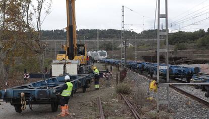 Operaris reparant el tram entre Vimbodí i Vinaixa, afectat pel temporal, divendres.