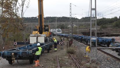 Operarios trabajando en las vías entre Vimbodí y Vinaixa, zonas afectadas por el temporal de octubre.