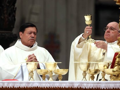 El papa Francisco (d) junto al ex arzobispo de México (i), Norberto Rivera, en 2014.