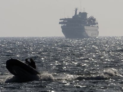 Una lancha rápida escolta al buque turco Mavi Mármara, tomado por las tropas israelíes a bordo, en mayo de 2010.