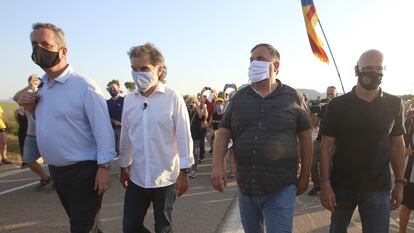 De izquierda a Derecha Joaquim Forn, Jordi Cuixart, Oriol Junqueras y Raül Romeva, en julio pasado, a la entrada de la prisión de Lledoners.