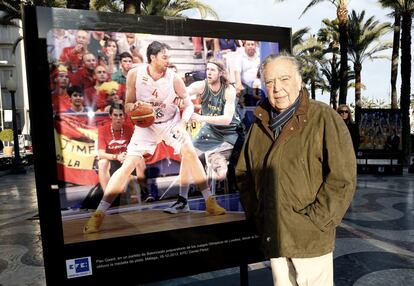 El extrenador de baloncesto del Real Madrid Pedro Ferrandiz, el técnico más laureado de del deporte español, ha fallecido este jueves a los 93 años de edad. Hijo predilecto de Alicante: 27 de los 93 títulos blancos llevan marca del deportista.