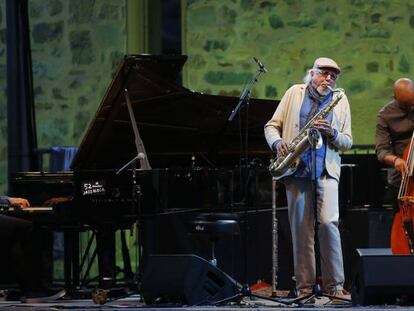 El pianista Gerald Clayton, el saxofonista Charles Lloyd y Reuben Rogers al contrabajo, anoche.