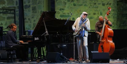 El pianista Gerald Clayton, el saxofonista Charles Lloyd y Reuben Rogers al contrabajo, anoche.