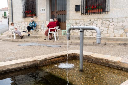 Un grupo de mujeres junto a una de las fuentes de Quintanilla de Flórez (León).