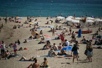 Ambiente en la playa de la Barceloneta. Las autoridades catalanas pidieron este viernes a los habitantes de Barcelona que se queden en casa y solo salgan si es imprescindible, debido a un aumento de los contagios por coronavirus que, de no frenarse, podría llevar al confinamiento domiciliario.