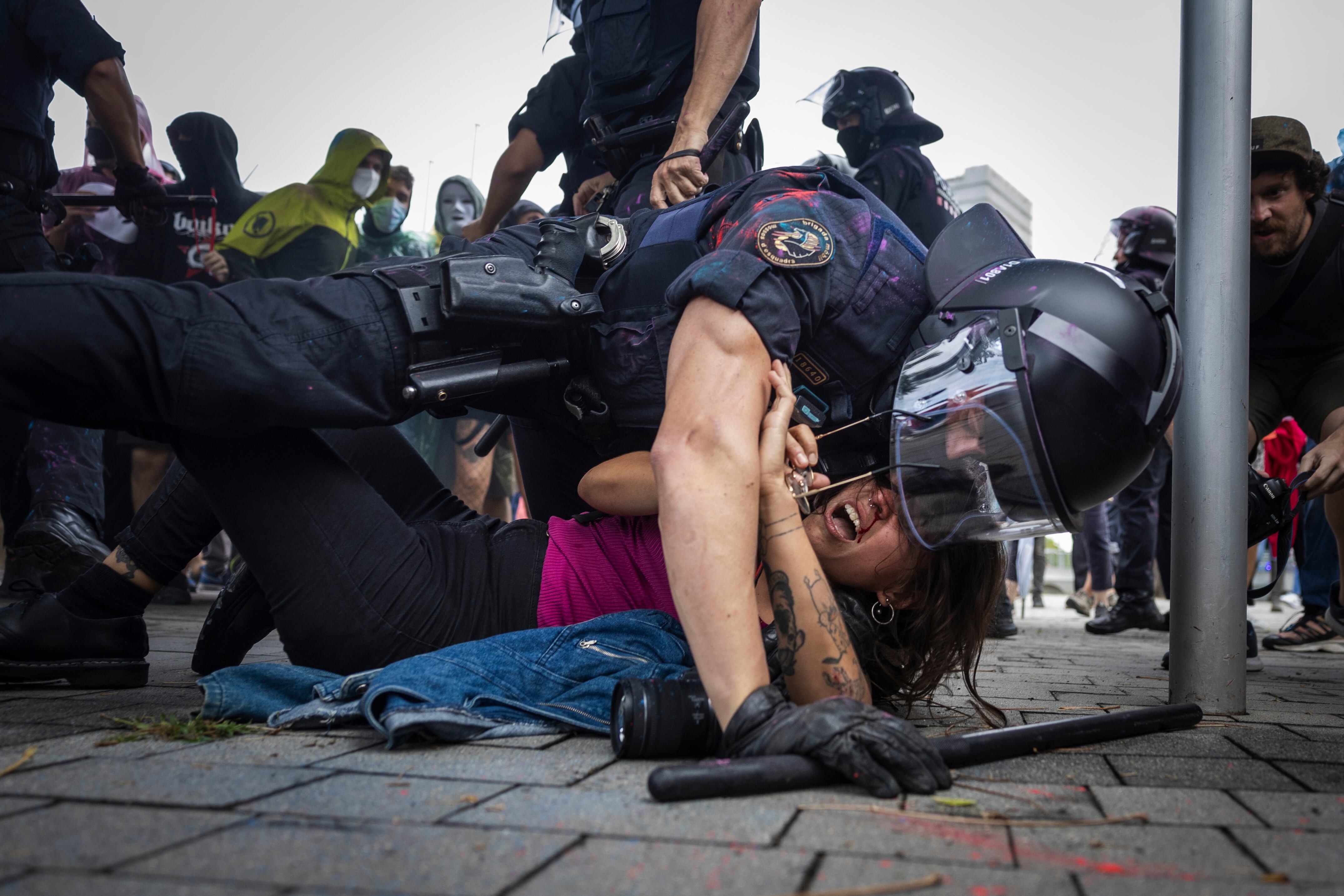 20/09/2023. Un mosso detiene a una fotógrafa de ' La Mosca TV'por la vivienda en la manifestación contra la especulación inmobiliaria en Fira Barcelona-Gran Vía. Foto: Gianluca Battista