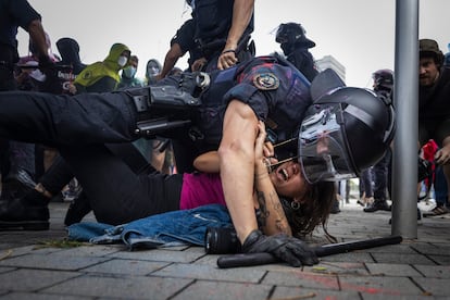 20/09/2023. Un mosso detiene a una fotógrafa de ' La Mosca TV'por la vivienda en la manifestación contra la especulación inmobiliaria en Fira Barcelona-Gran Vía. 

Foto: Gianluca Battista