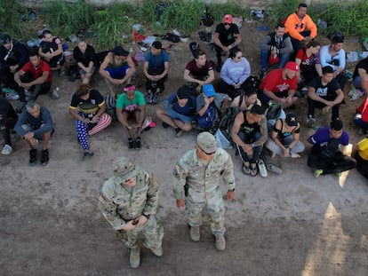 Migrantes detenidos luego de cruzar el río Bravo en Eagle Pass (Texas), el 29 de septiembre.