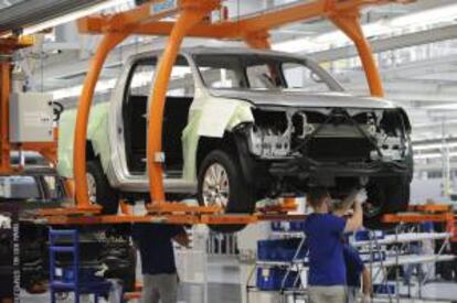 Mecánicos trabajan con los modelos del Volkswagen Amarok en Hanover, Alemania. EFE/Archivo