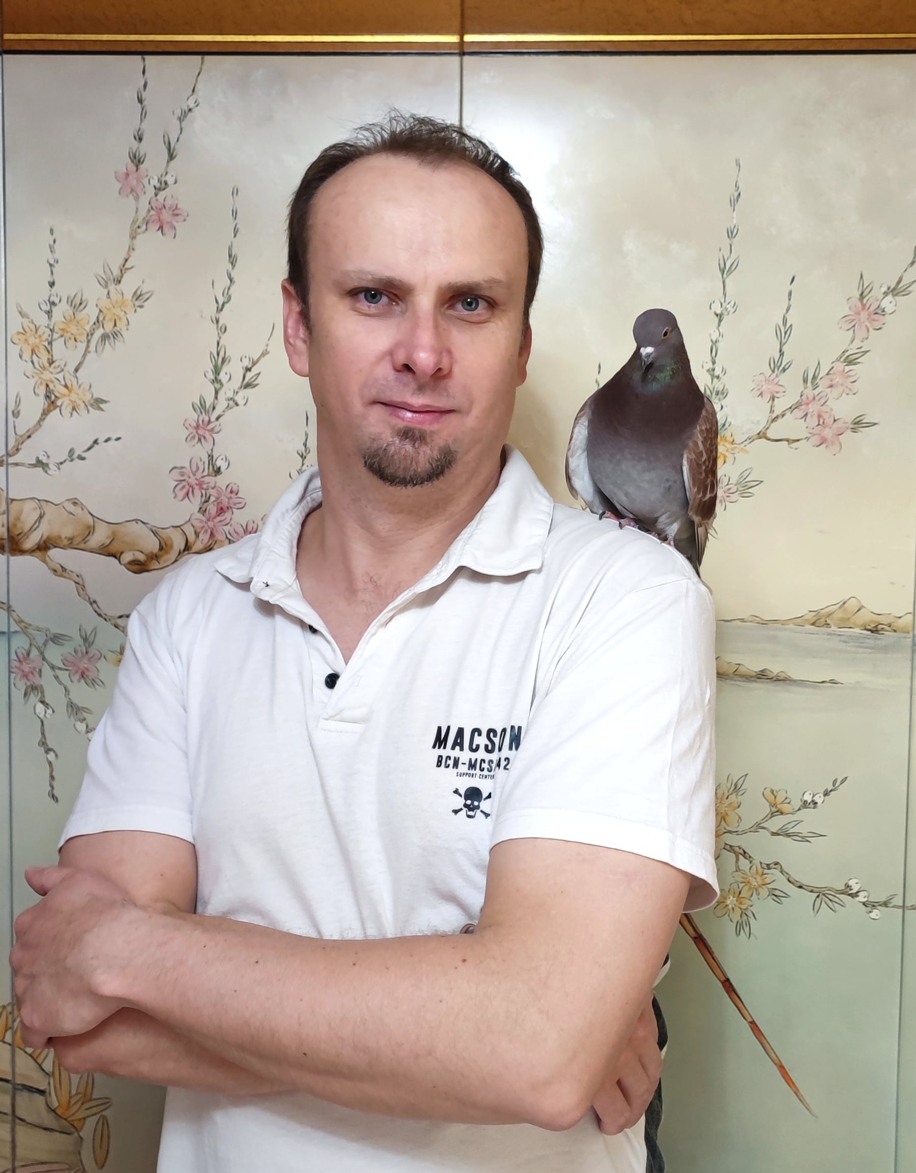 Vital Mezery, el hombre que canta a las palomas: “Vale que hacen caca y ensucian, pero no hay que vivir tan amargado”