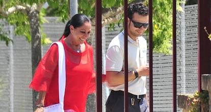 La cantante, el día de su salida de la cárcel de Alcalá de Guadaíra, del brazo de un funcionario del centro.