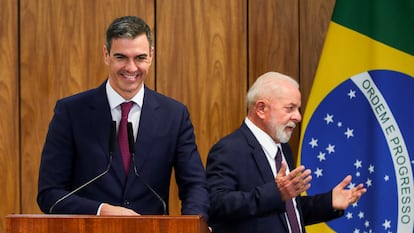 El presidente del Gobierno español Pedro Sánchez habla junto al presidente de Brasil Luiz Inácio Lula da Silva durante una rueda de prensa este miércoles, en el Palacio presidencial de Planalto en Brasilia (Brasil).