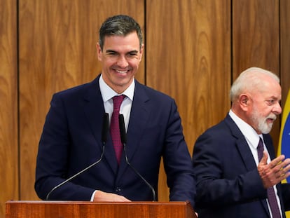 El presidente del Gobierno español Pedro Sánchez habla junto al presidente de Brasil Luiz Inácio Lula da Silva durante una rueda de prensa este miércoles, en el Palacio presidencial de Planalto en Brasilia (Brasil).