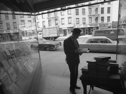 El escritor Isaac Bashevis Singer posa para un retrato en una librería hebrea, en 1968 en Nueva York.