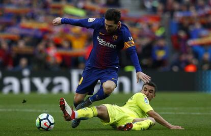 Messi y Mathieu Flamini durante una jugada del partido.