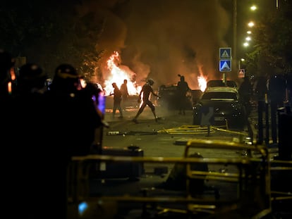 Un grupo de jóvenes se enfrentaba a los antidisturbios franceses, durante la noche del miércoles en Nanterre.