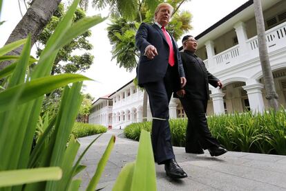 Los líderes Donald Trump y Kim Jong-un caminan por los jardines del Hotel Capella al término de la reunión celebrada en Singapur.