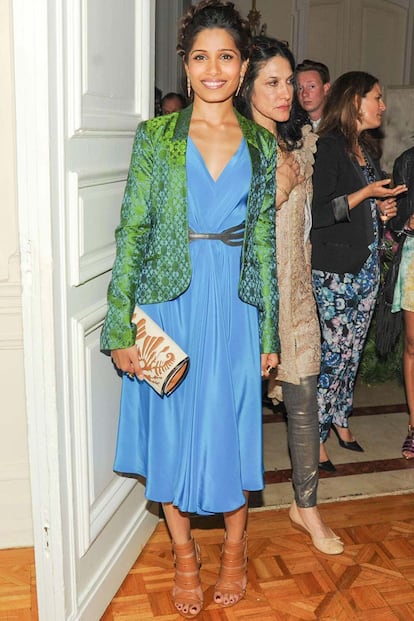 Nos encanta la combinación de color del outfit de Freida Pinto. Un diseño azul pitufo de Maiyet con el que se cuela entre nuestras favoritas.